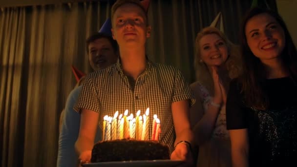Щасливий чоловік з друзями приносить торт на день народження. Щастя вечірки . — стокове відео