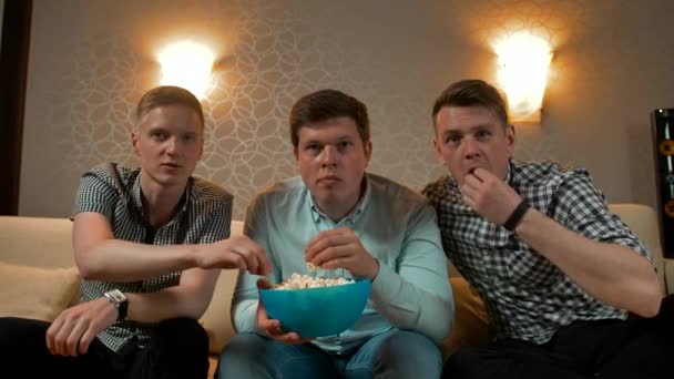 Tristi amici maschi che guardano sport in tv a casa — Video Stock