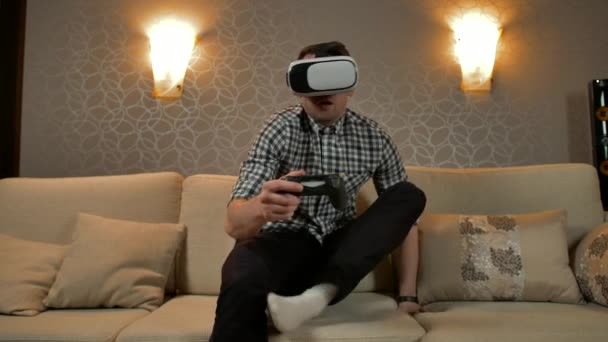 Giovane maschio indossa cuffia realtà virtuale gioco — Video Stock