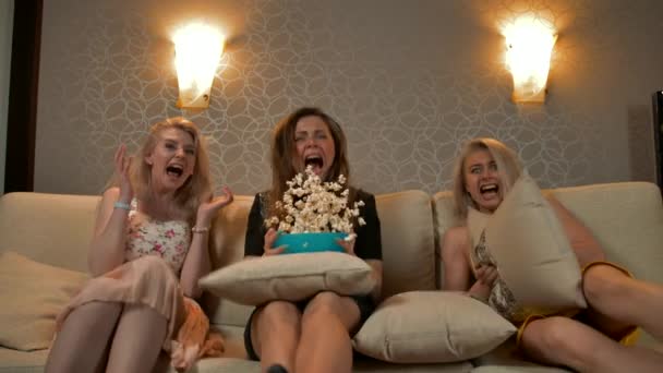 Tři nejlepší přítelkyně žena v posteli sledování TV. — Stock video