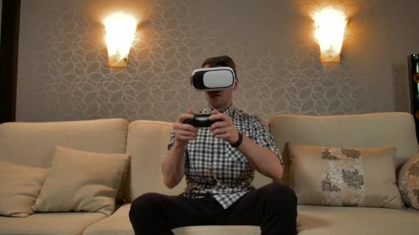 Man bär Virtual Reality Headset spela spel — Stockvideo