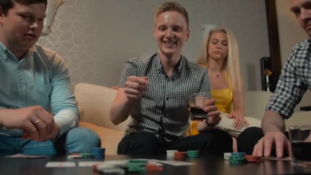 Vi har en vinder. Unge mennesker spiller poker i hjemmet – Stock-video