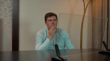 Sanal cam monitörün arkasında oturan genç adam. Bilgilerinizi yerleştirmek için ideal görüntü.