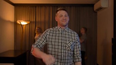 Partide havalı bir adam var.