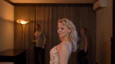 Kulüpte dans eden güzel sarışın.