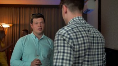 Partide gülümseyen iki adam.