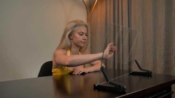 セクシーな魅力的な大人の女の子の仕事とともに透明なガラスモニター — ストック動画