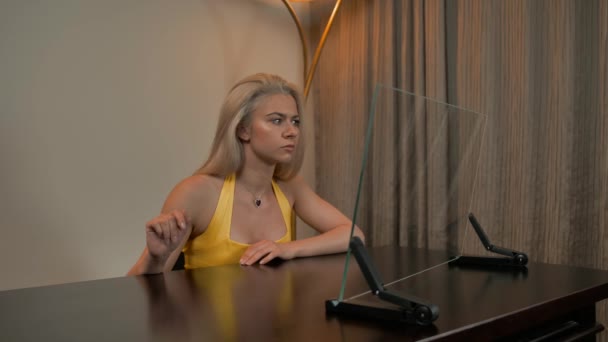 透明ガラスのコンピュータディスプレイに接続する熱い女性 — ストック動画