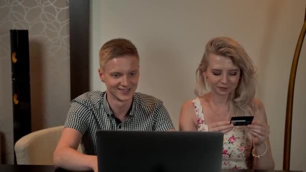 Par sitter på coucand shopping online med kreditkort på den bärbara datorn. — Stockvideo