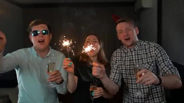 Grupo de amigos se divertindo com sparklers — Vídeo de Stock