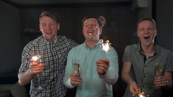 Giovane maschio Holding Sparkles. Loro felici e hanno emozioni positive espressive . — Video Stock