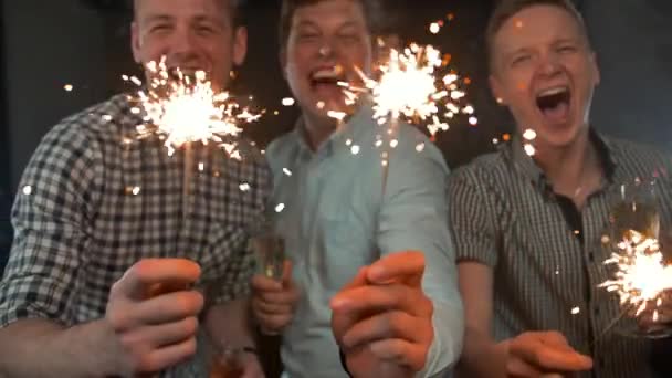 Feliz Año Nuevo Celebrando Guapo Joven Hombre sosteniendo luces de Bengala — Vídeo de stock