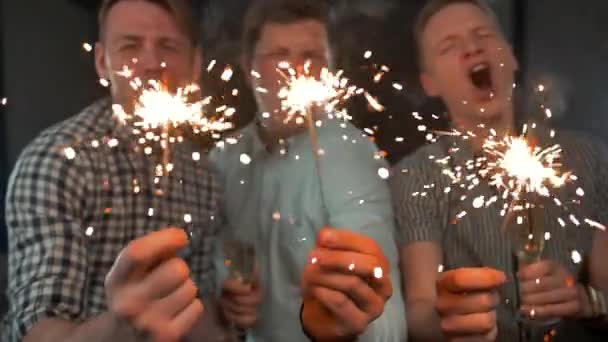 Ça brille. Anniversaire Célébration par de jeunes gars attrayants — Video