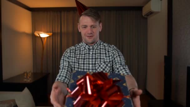 Atractivo macho consiguiendo regalo de cumpleaños — Vídeos de Stock