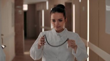 Hastanenin koridorunda genç ve güzel bir kadın cerrahın portresi.