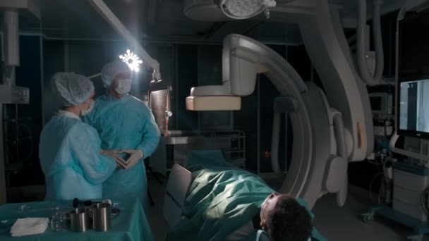 성인 남성 외과의와 그 의젊은 여성 의사가 수술 준비를 하고 있습니다. — 비디오