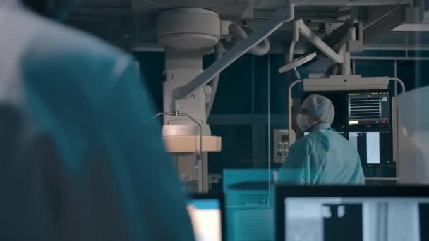 Хирург показывает большие пальцы вверх в ответ на предложение коллег — стоковое видео