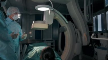 İki cerrah, Avrupalı ve Afrikalı ameliyat için hazırlanıyor