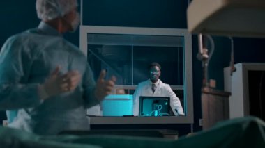 Doktorlar klinikte ameliyat sırasında iletişim kuruyor.