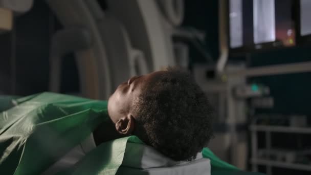 Zwarte patiënt slaapt tijdens de operatie — Stockvideo