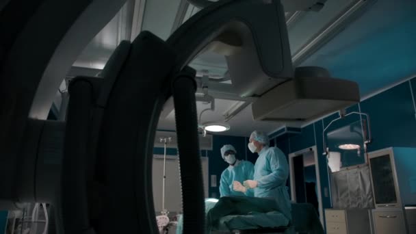 Médicos multirraciales realizando cirugía juntos — Vídeo de stock