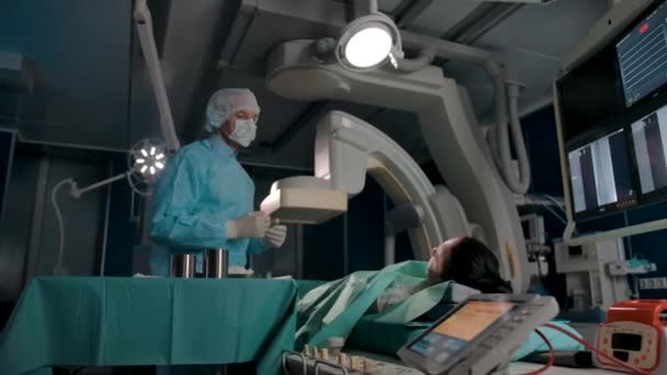 Chirurg a pacient na operačním sále — Stock video