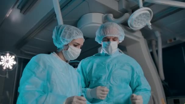 Подготовка профессиональных хирургов к операции — стоковое видео