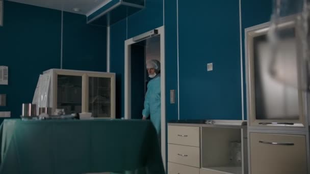 Два спеціалізованих хірурги входять в операційну кімнату — стокове відео