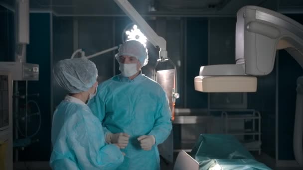 İki kendine güvenen uzman doktor ameliyat planını tartışıyor.. — Stok video