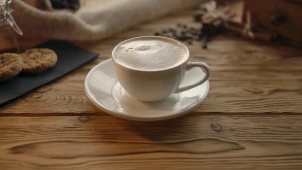 Mulher mão colocando fora cubo de açúcar em xícara de café — Vídeo de Stock