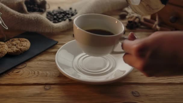 Τελική παρασκευή καφέ latte ή cappuccino για νόστιμο πρωινό — Αρχείο Βίντεο