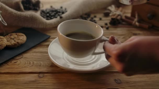 Close-up van cappuccino-bereiding met schuimmelk — Stockvideo