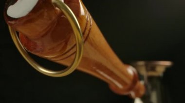 Eski tarz temiz metal bakır Cezve 'nin ahşap bir tutuşu var.