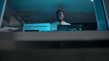 Pencereden tıbbi prosedürü izleyen doktor.