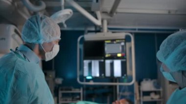 Cerrah ve asistan ameliyata hazırlanıyor