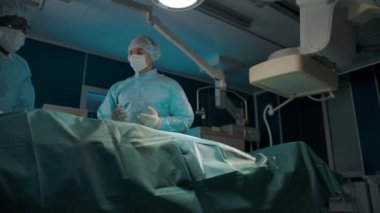 Doktorlar hastanedeki ameliyathanede çalışıyorlar.