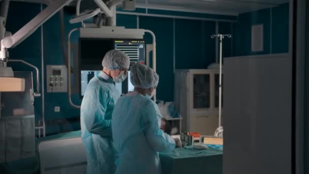 Laboratuvarda teşhis cihazlarıyla çalışan doktorlar.. — Stok video