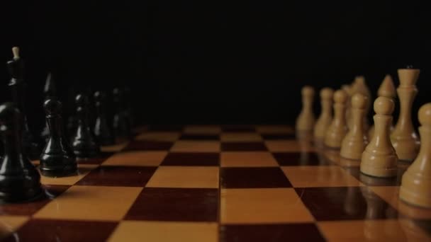 Le début du jeu d'échecs. Figures blanches et noires se tiennent dans une rangée prête pour le début du jeu — Video