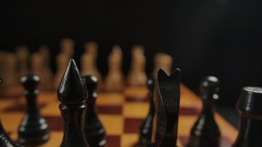 Yan doli kamera hareketi siyah satranç taşlarını fırlatır