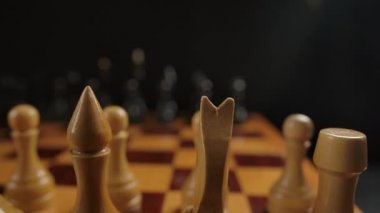 Yan kamera hareketi beyaz satranç taşlarını fırlatır