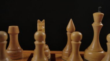 Dama tahtasında beyaz tahta satranç