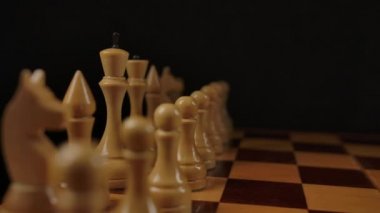 Başlangıç pozisyonunda ahşap satranç vuruşu