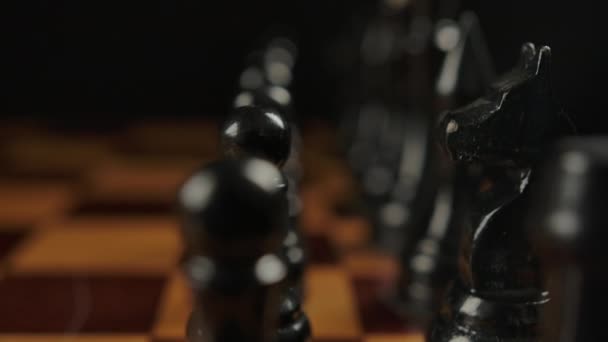 Pièces d'échecs noires sur plateau. Basculement et recentrage de la caméra 