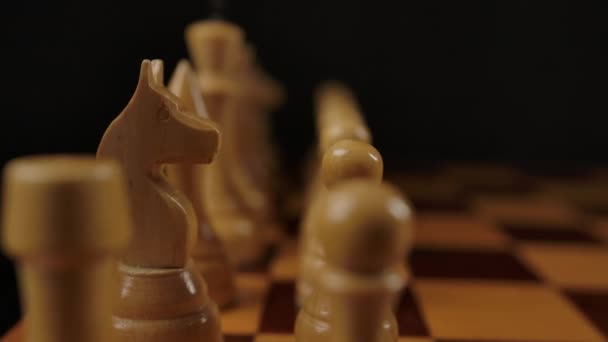 木制国际象棋的潘宁射击在开始的位置.四.后续行动. — 图库视频影像