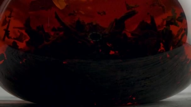 Théière transparente classique pour brasser avec du thé parfumé à l'intérieur 