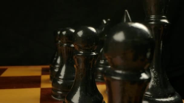 Mouvement de la caméra Dolly derrière des pièces d'échecs noires en position de départ .