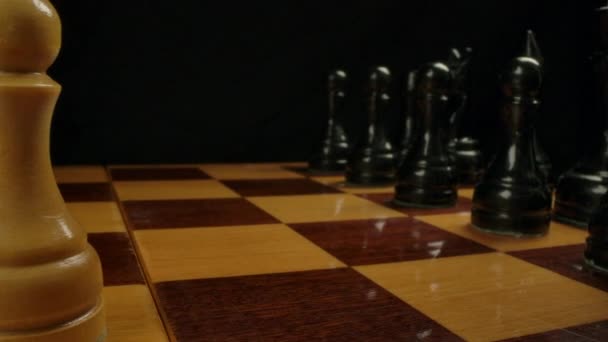 Szachista nominuje czarnego pionka centralnego na e5 z e7 — Wideo stockowe