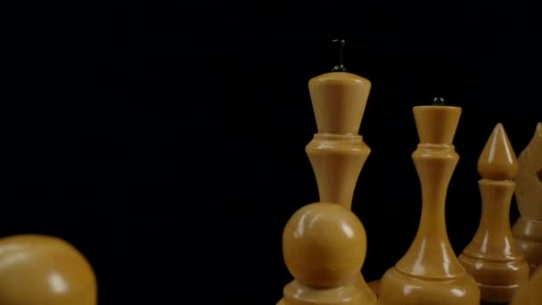 Joueur d'échecs fait basculer avec des pièces d'échecs en bois blanc — Video