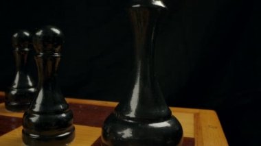 Satranç tahtasındaki siyah tahta bir satranç kralının yakın çekim makro görüntüsü.