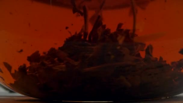 infusion de thé tourne dans une boisson de thé brun doré dans une théière 